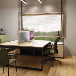 SETGAM MAGDALENA STANECKA - Nowoczesne biuro z dwoma stanowiskami pracy, biurkami z drewnianymi blatami i zielonymi krzesłami na tle okna z żaluzjami, uzupełnione szafami i wieszakiem na ubrania.