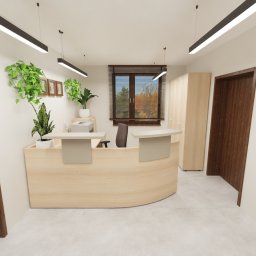 SETGAM MAGDALENA STANECKA - Wizualizacja biura: recepcja z drewnianą ladą, roślinami doniczkowymi i oknem z żaluzjami. Nowoczesne oświetlenie sufitowe i minimalistyczny design.