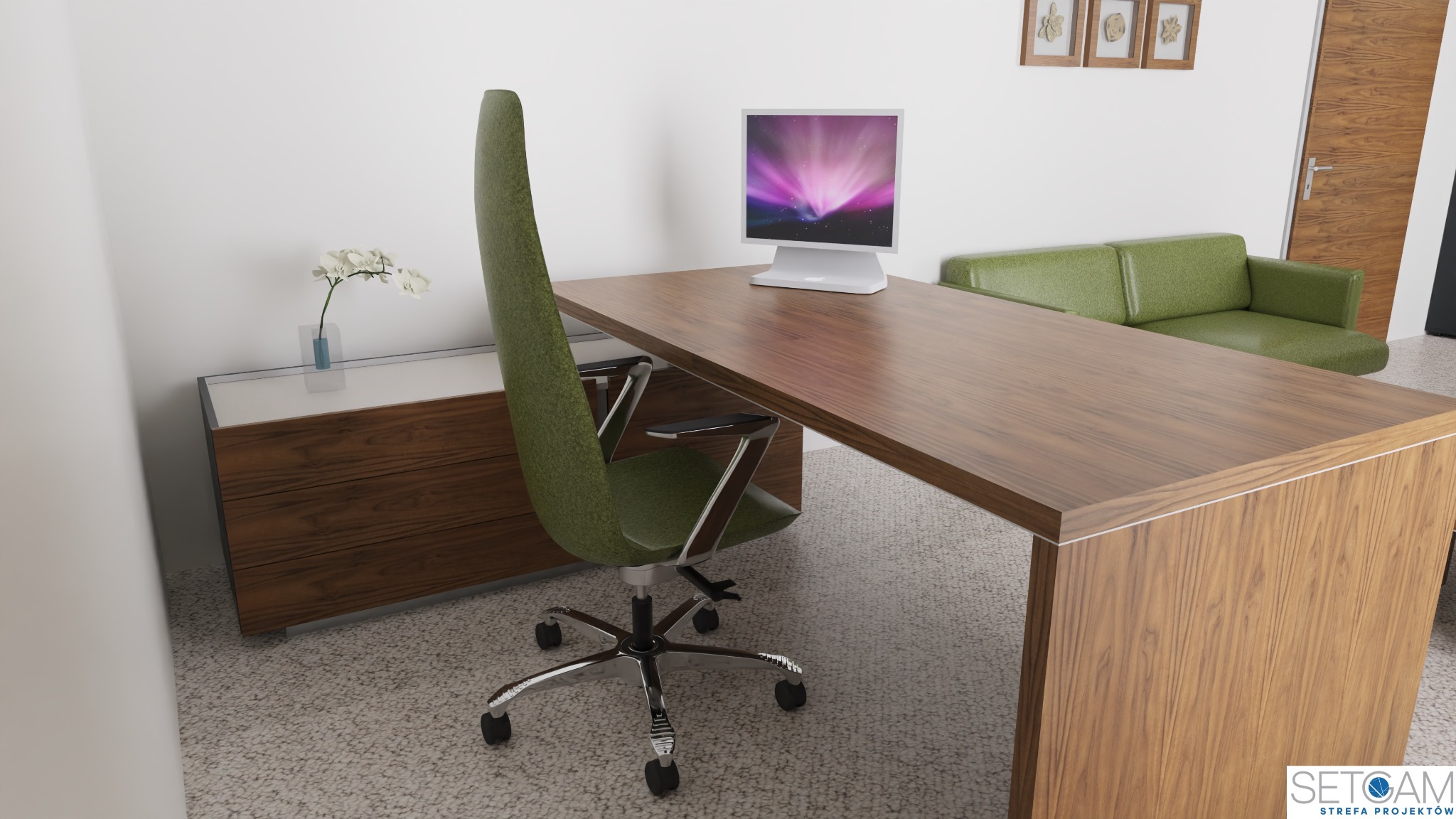 Nowoczesne biuro z drewnianym biurkiem, ergonomicznym krzesłem obrotowym w odcieniach zieleni, sofą oraz komputerem iMac na tle białych ścian i drewnianej szafki z kwiatami w wazonie.