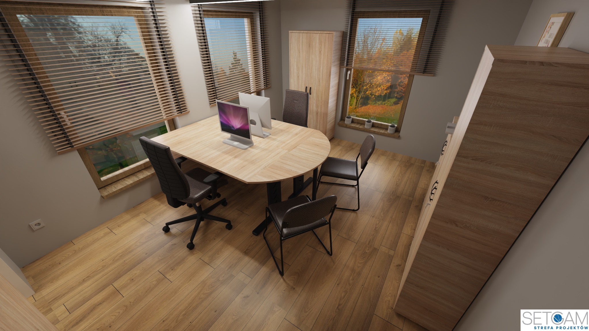Wizualizacja biura z drewnianą podłogą, stołem konferencyjnym z dwoma monitorami, krzesłami na czarnych nogach i szafą w odcieniach drewna, oświetlonego przez okna z żaluzjami.