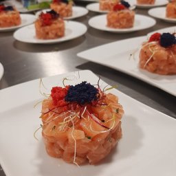 Krajeńskie Smaki - Tatar z łososia zamówienie na ekskluzywne przyjęcie