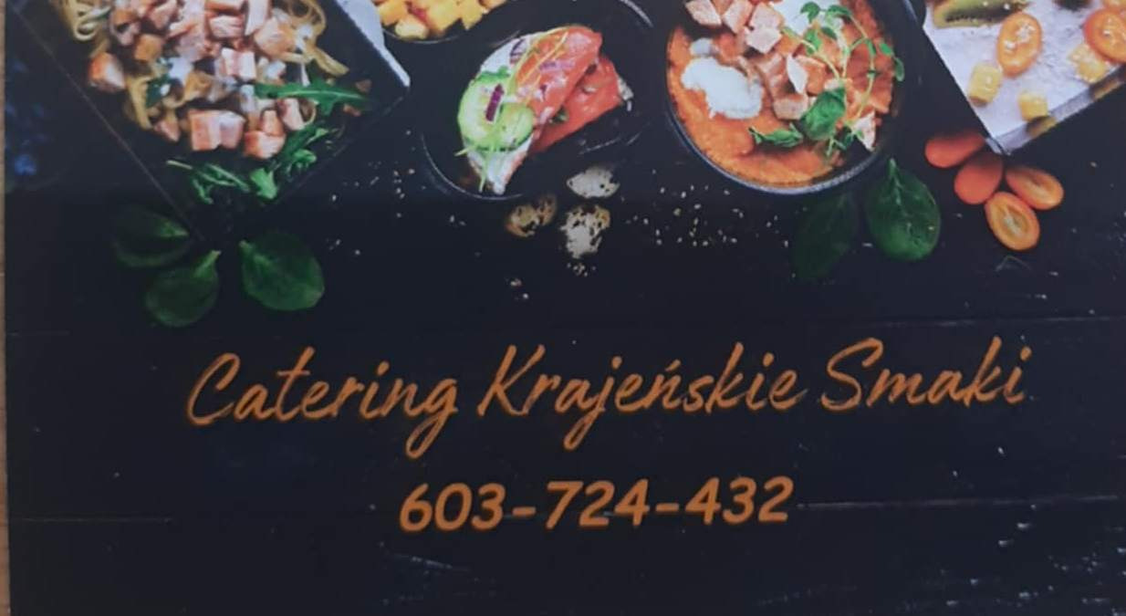 Zdjęcie przedstawia menu cateringowe z różnorodnymi daniami w czarnych miseczkach, w tym makaron z kawałkami mięsa, sałatkę z łososiem, zupę krem i przekąski z pomidorkami koktajlowymi. Na dole...