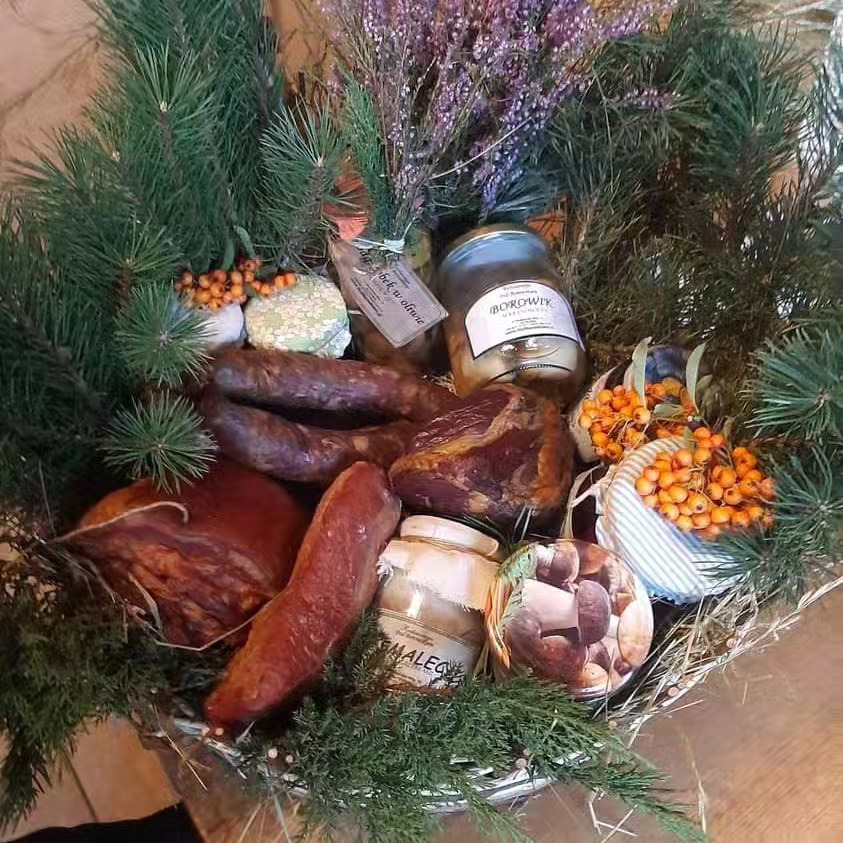 Kosz swojskich wyrobów przygotowany na życzenie klienta