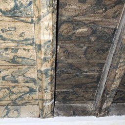 Drewniany sufit polichromowany częściowo wyczyszczony z brudu i sadzy bez naruszania polichromii.