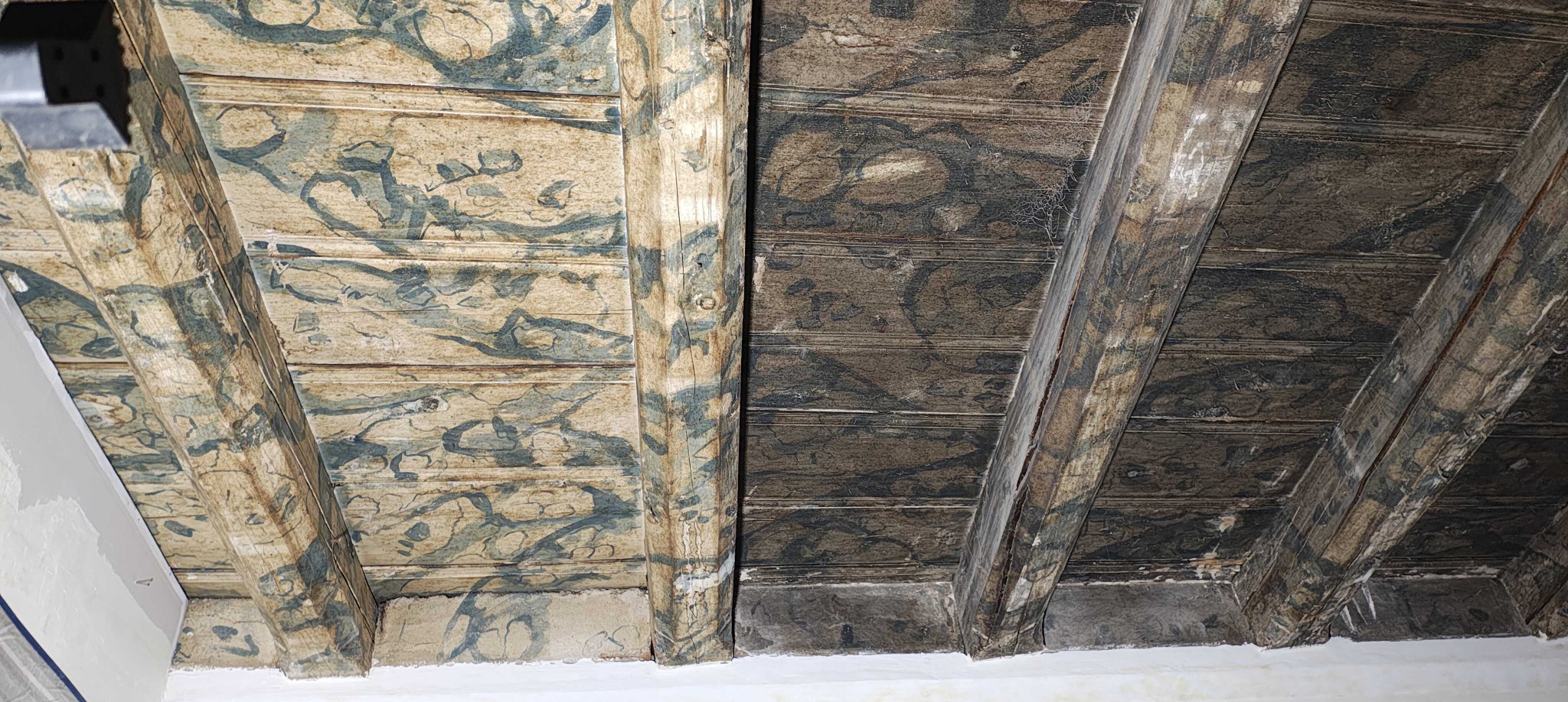 Drewniany sufit polichromowany częściowo wyczyszczony z brudu i sadzy bez naruszania polichromii.