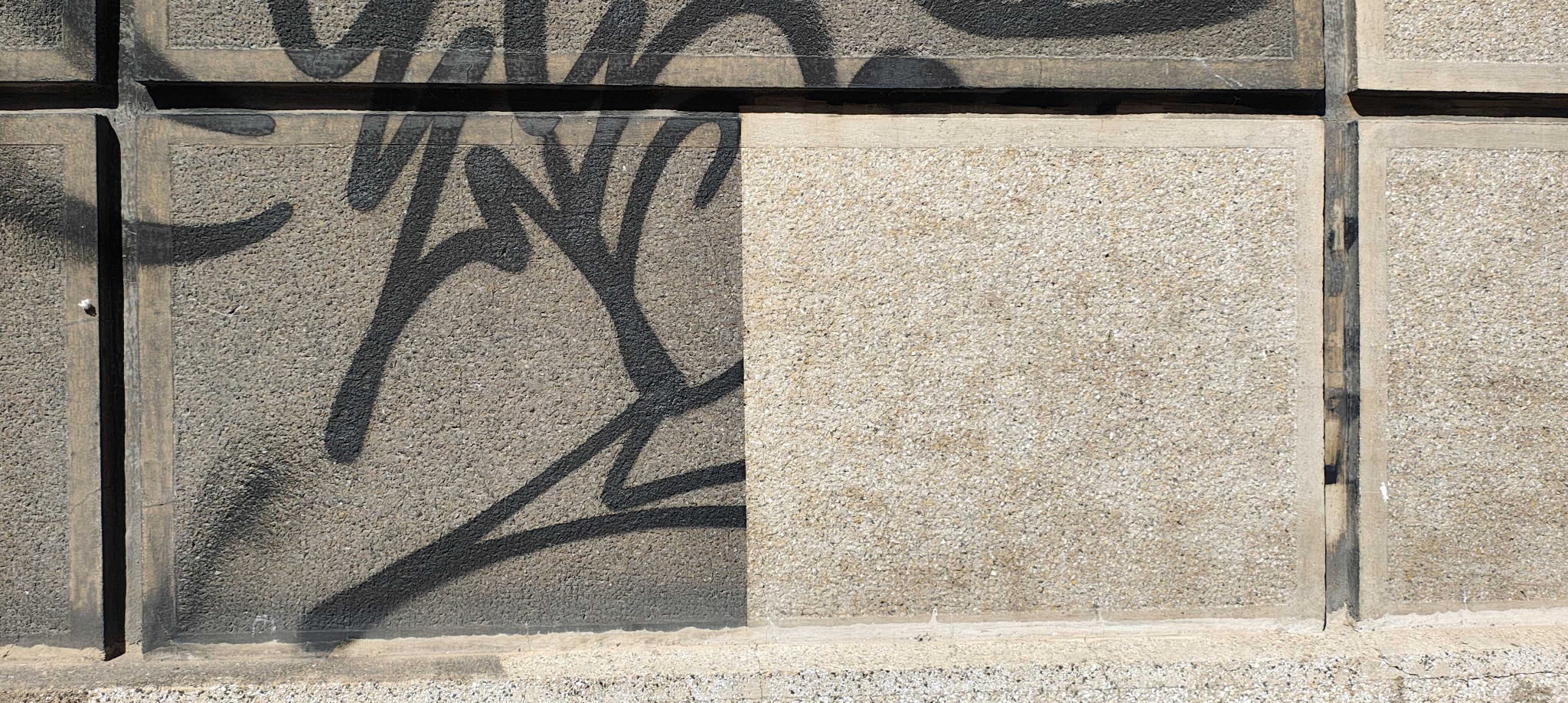 Elewacja z tynku szlachetnego oczyszczona z brudu i graffiti.