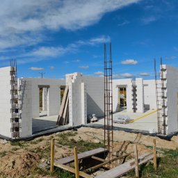 Sprawdzenie wykonania zbrojenia słupów żelbetowy i trzpieni żelbetowych podczas kontroli na budowie domu. 