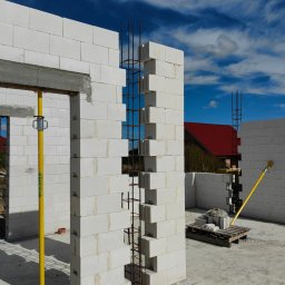 Zdjęcie wykonane podczas odbioru trzpieni żelbetowych przez kierownika budowy domów. Trzpienie prawidłowo zbrojone łączone ze ściana murowana na strzępia. 