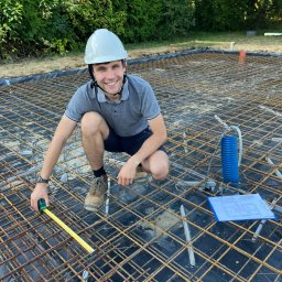 Kierownik budowy Szymon Pukownik podczas odbioru płyty fundamentowej.