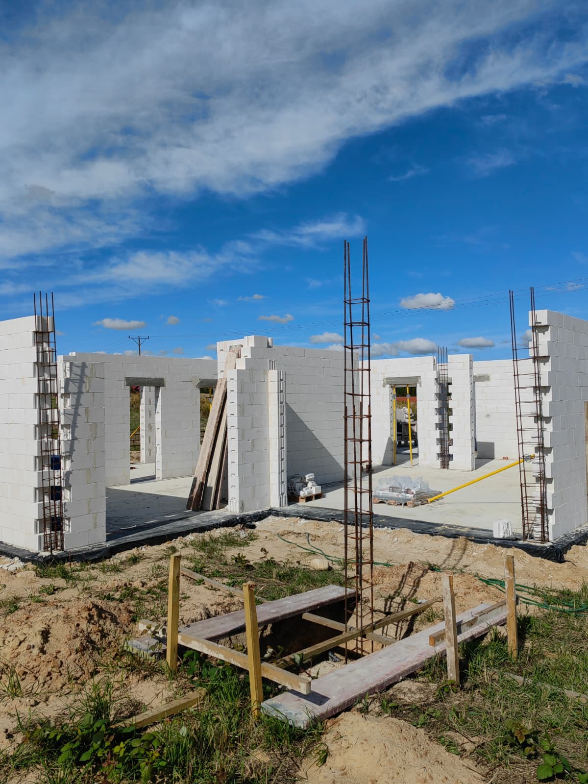 Sprawdzenie wykonania zbrojenia słupów żelbetowy i trzpieni żelbetowych podczas kontroli na budowie domu.