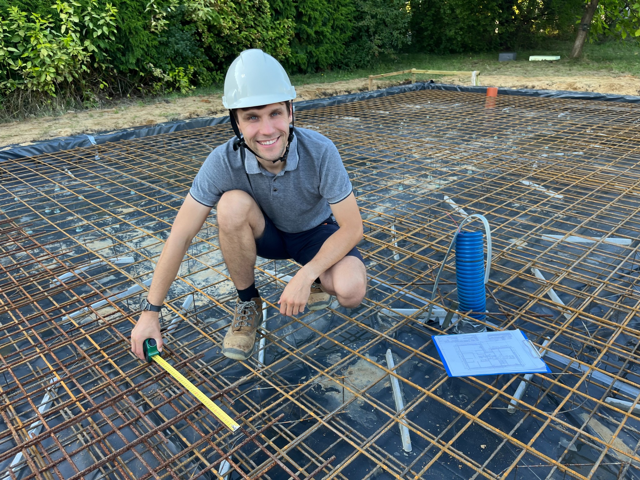 Kierownik budowy Szymon Pukownik podczas odbioru płyty fundamentowej.