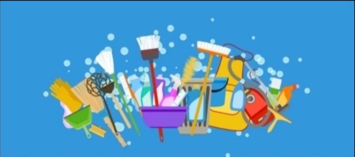 Ilustracja różnych narzędzi i środków czystości, w tym szczotki, mopy, rękawice i butelki z detergentami, na błękitnym tle z białymi bąbelkami.