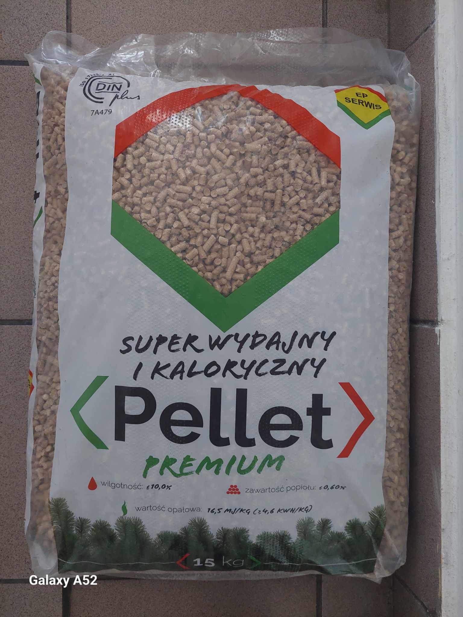 Worek z pelletem drzewnym premium, certyfikat DIN Plus, waga 15 kg, widoczne oznaczenia wilgotności, zawartości popiołu i wartości opałowej.