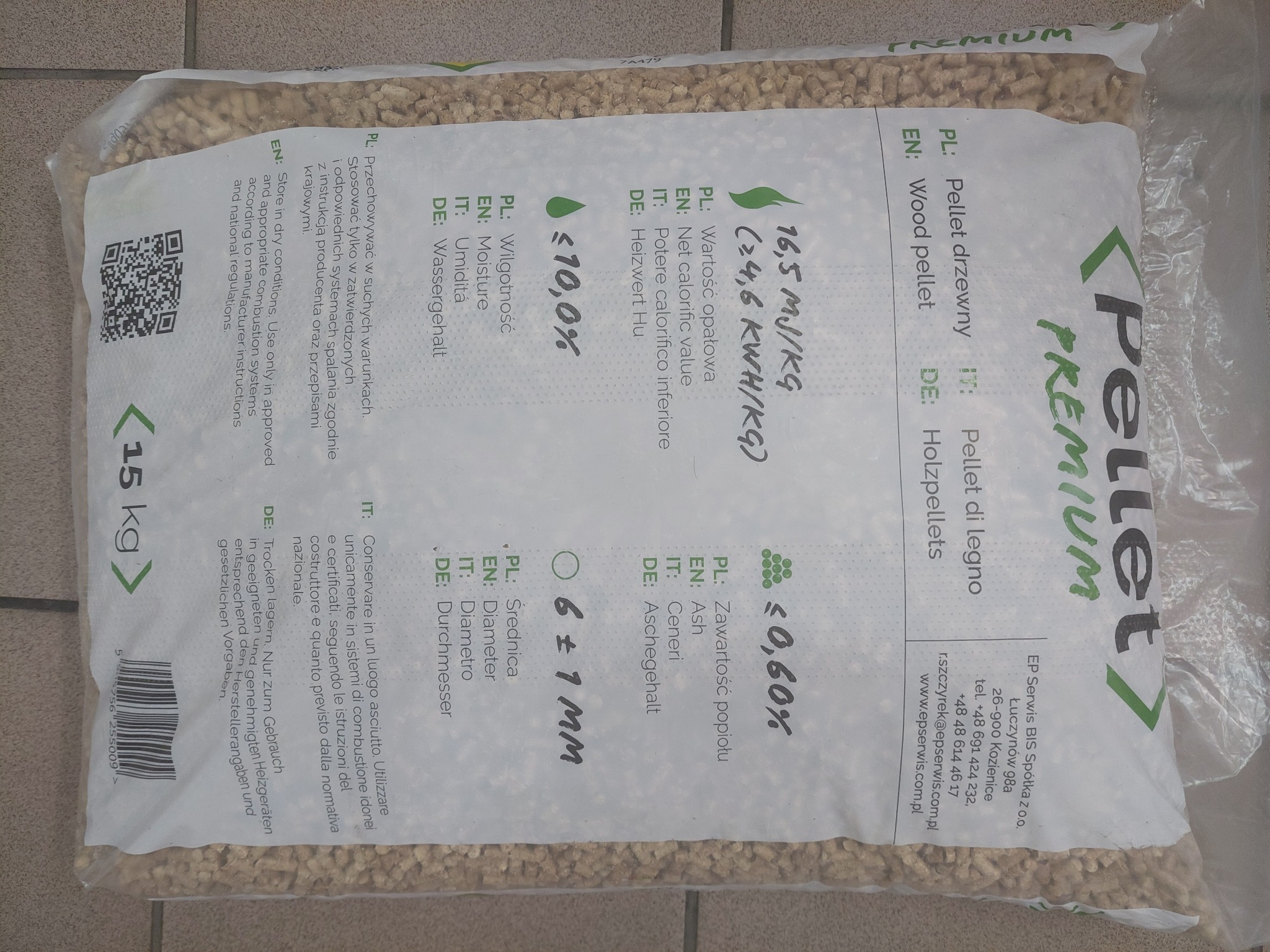 Worek z pelletem drzewnym premium, widoczne specyfikacje techniczne i logo producenta, ujęcie z bliska.