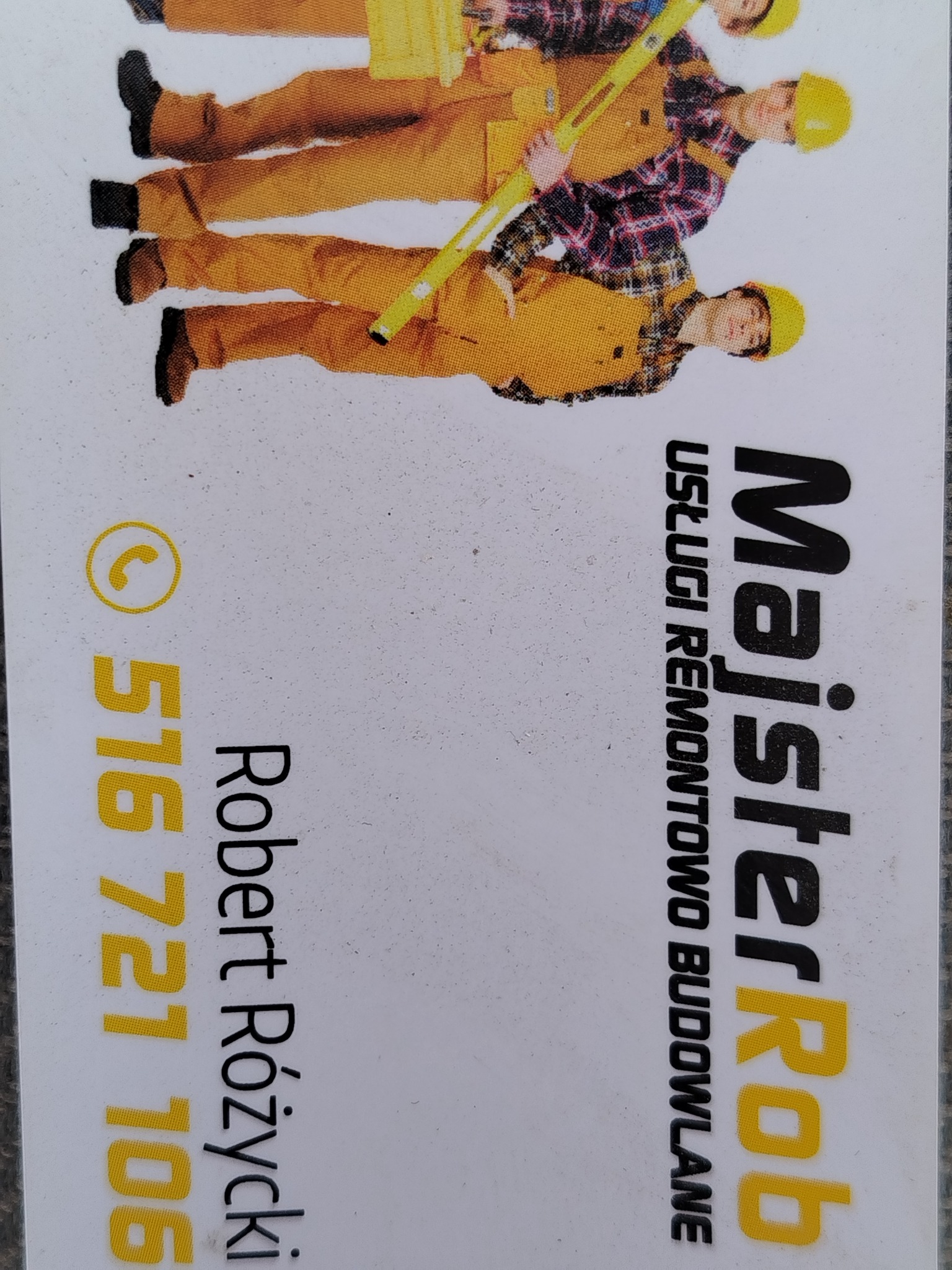 Wizytówka firmy remontowo-budowlanej: MajsterRob, z ilustracją trzech pracowników w kombinezonach i kaskach, z numerem telefonu i napisem Usługi Remontowo Budowlane.