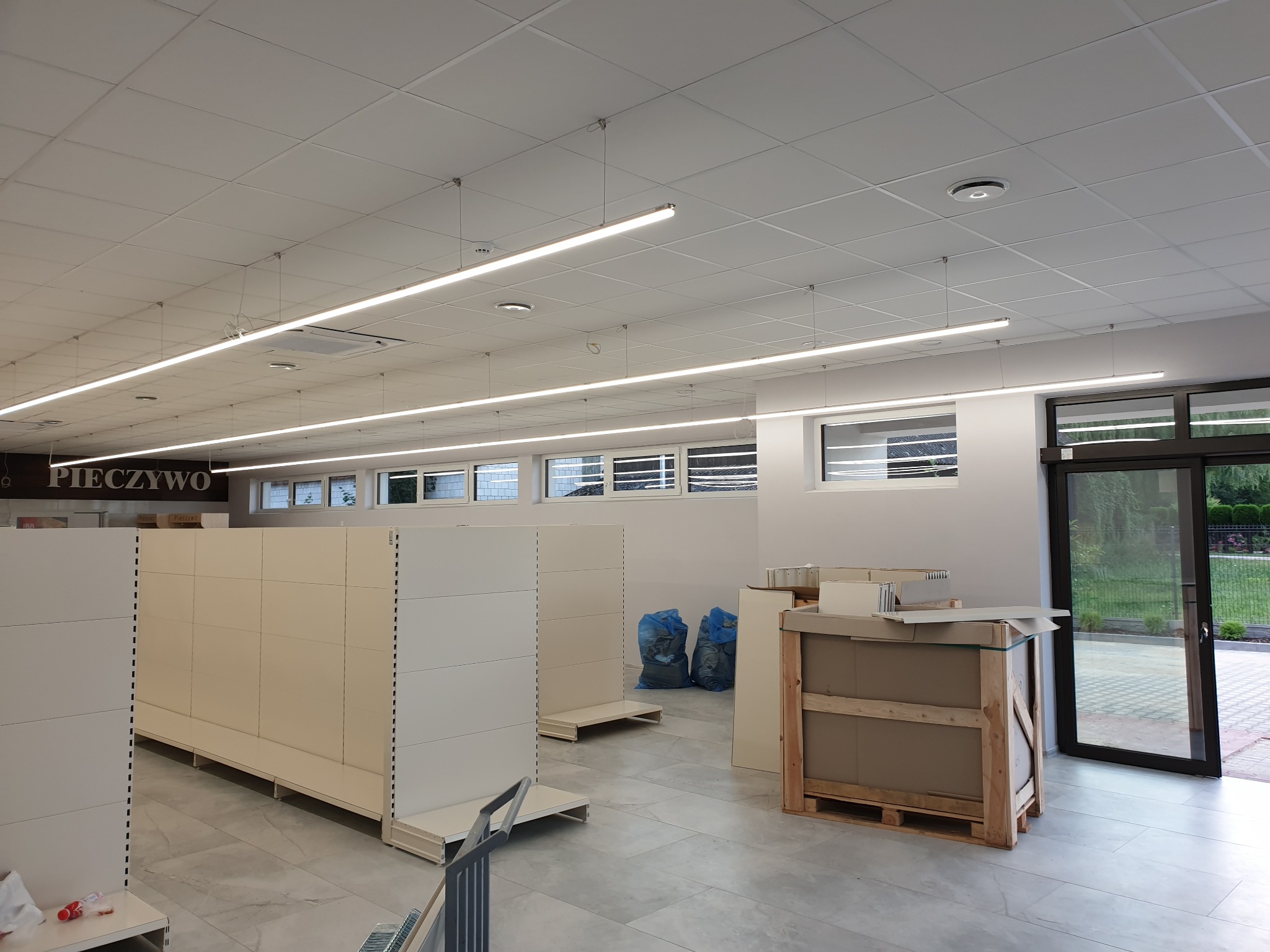 Montaż lamp oświetlenia sklepu