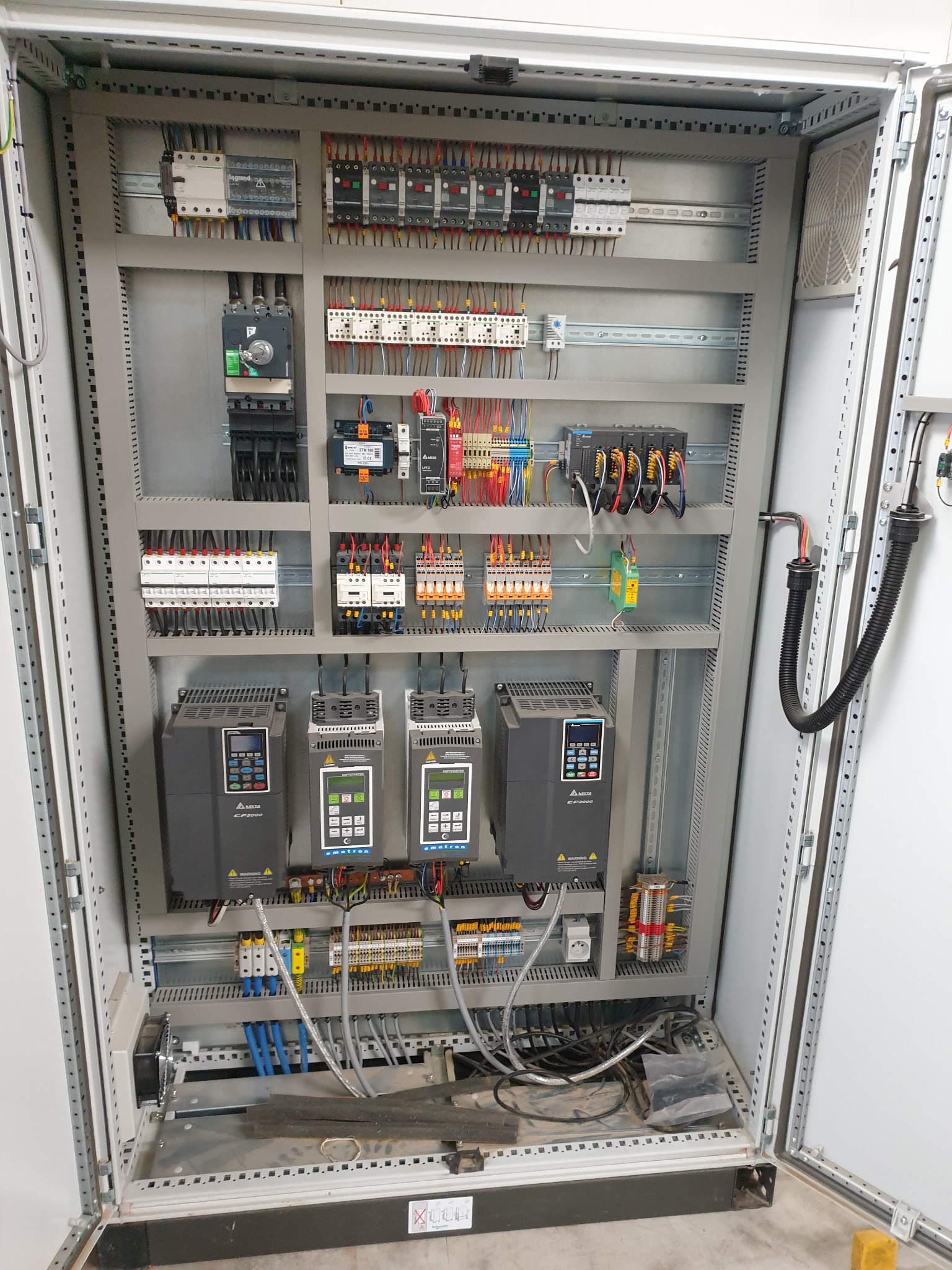 Szafa sterownicza w zakładzie produkcyjnym xxx