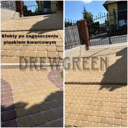 Drew Green - Ułożona kostka brukowa w dwóch odcieniach, wypełniona piaskiem kwarcowym, prowadząca do bramy z metalowymi prętami i ceglanymi słupkami.