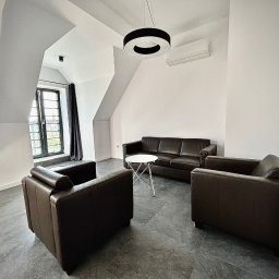 Kancelaria Adwokacka Bomerski zapewnia klientom pełną prywatność i komfort w trakcie udzielania porad prawnych i spotkań. Biuro jest klimatyzowane, a w budynku znajduje się winda i dostęp dla osób niepełnosprawnych. 