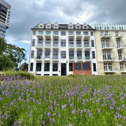 Kancelaria Adwokacka Bomerski ma siedzibę na terenie Bulwaru Staromiejskiego w centrum Wrocławia w kamienicy Dom z Herbem.