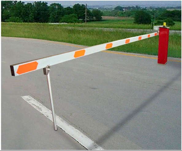 Szlaban parkingowy z pomarańczowymi elementami odblaskowymi, widok z boku na tle zieleni.