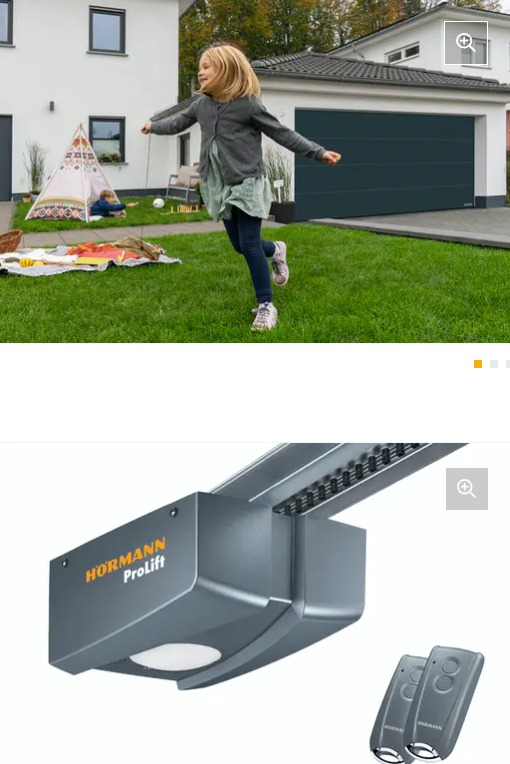 Dziewczynka biegnie na trawniku przed domem z ciemnozieloną bramą garażową i tipi dla dzieci w tle.