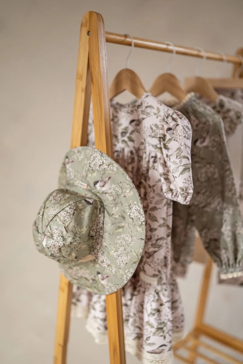 Kolekcja SS25/26 kapelusz dziewczęcy oraz sukienki.