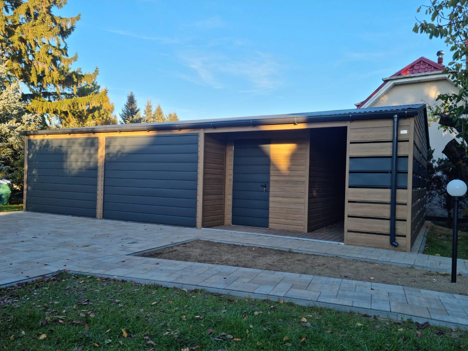 Nowoczesny garaż z dwoma szarymi bramami segmentowymi i drewnopodobną elewacją, z dodatkowym pomieszczeniem gospodarczym z boku, na tle kostki brukowej i zieleni.
