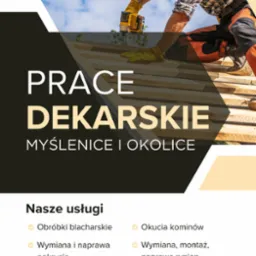 Pracownik w pomarańczowych spodniach i rękawicach montuje drewniane elementy dachu za pomocą wkrętarki na tle błękitnego nieba. Widoczny fragment reklamy usług dekarskich.