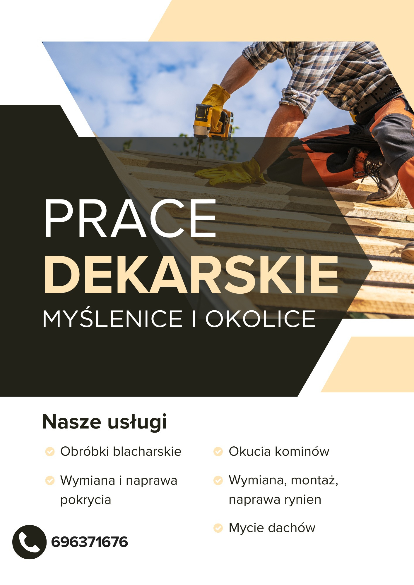 Pracownik w pomarańczowych spodniach i rękawicach montuje drewniane elementy dachu za pomocą wkrętarki na tle błękitnego nieba. Widoczny fragment reklamy usług dekarskich.