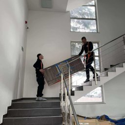 Stosujemy pasy dzięki którym możemy przykuć większą uwage do bezpiecznego przenoszenia mebli .