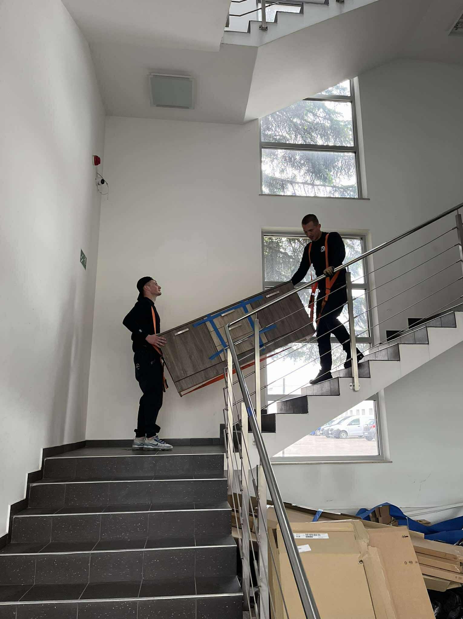 Stosujemy pasy dzięki którym możemy przykuć większą uwage do bezpiecznego przenoszenia mebli .