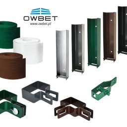 OWBET Bramy i Ogrodzenia - Zestaw akcesoriów i elementów konstrukcyjnych do budowy ogrodzeń: obejmy, słupki profilowe, napinacz drutu i taśmy maskujące w kolorach zielonym, białym i brązowym, na białym tle.
