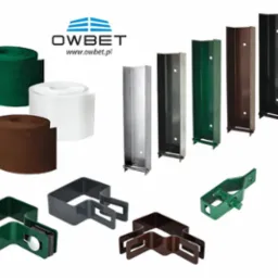 Zestaw akcesoriów i elementów konstrukcyjnych do budowy ogrodzeń: obejmy, słupki profilowe, napinacz drutu i taśmy maskujące w kolorach zielonym, białym i brązowym, na białym tle.