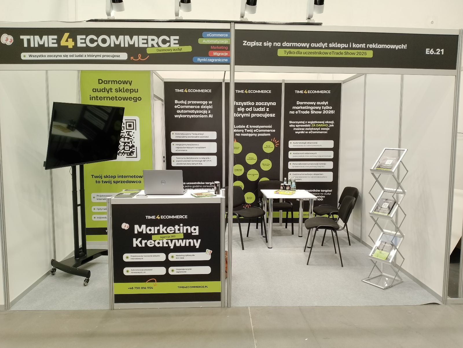 Stoisko targowe firmy Time 4 Ecommerce z ekspozycją usług: darmowy audyt sklepu internetowego, marketing kreatywny, automatyzacja procesów, projektowanie sklepów. Widoczny laptop, monitor, ulotki...
