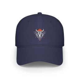 Digital Marketing, Branding, Key Visual - Granatowa czapka z daszkiem z białym, graficznym wzorem głowy zwierzęcia i pomarańczowymi elementami. Zdjęcie na białym tle, frontalne ujęcie.