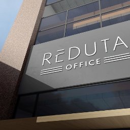 Digital Marketing, Branding, Key Visual - Elewacja budynku biurowego z logo 'Reduta Office' w białym kolorze, widoczne z dołu pod kątem. Minimalistyczny design, nowoczesna architektura.