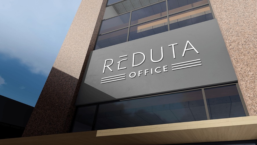 Elewacja budynku biurowego z logo 'Reduta Office' w białym kolorze, widoczne z dołu pod kątem. Minimalistyczny design, nowoczesna architektura.