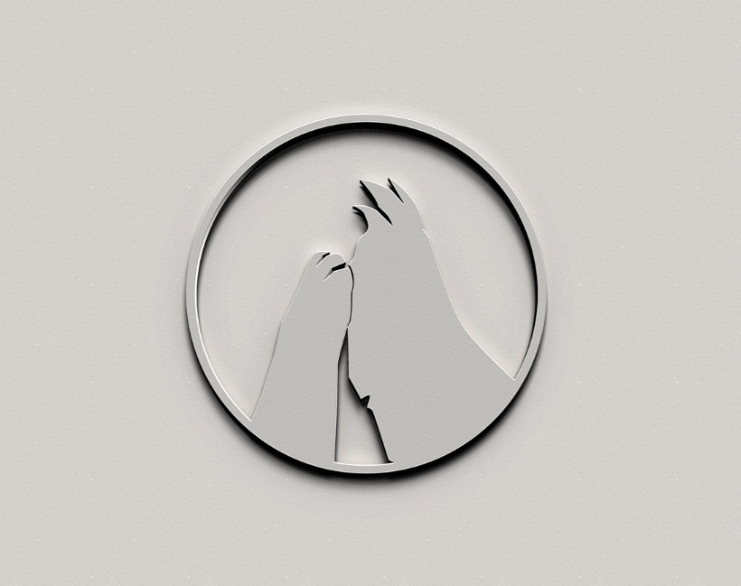 Minimalistyczne logo z sylwetkami dwóch lam w owalnej ramce, wykonane w odcieniach szarości, z efektem trójwymiarowości i cieniem na jednolitym tle.