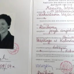 Skan dyplomu ukończenia Nauczycielskiego Kolegium Języków Obcych z fotografią Moniki Święckiej, specjalizacja język angielski, Racibórz.
