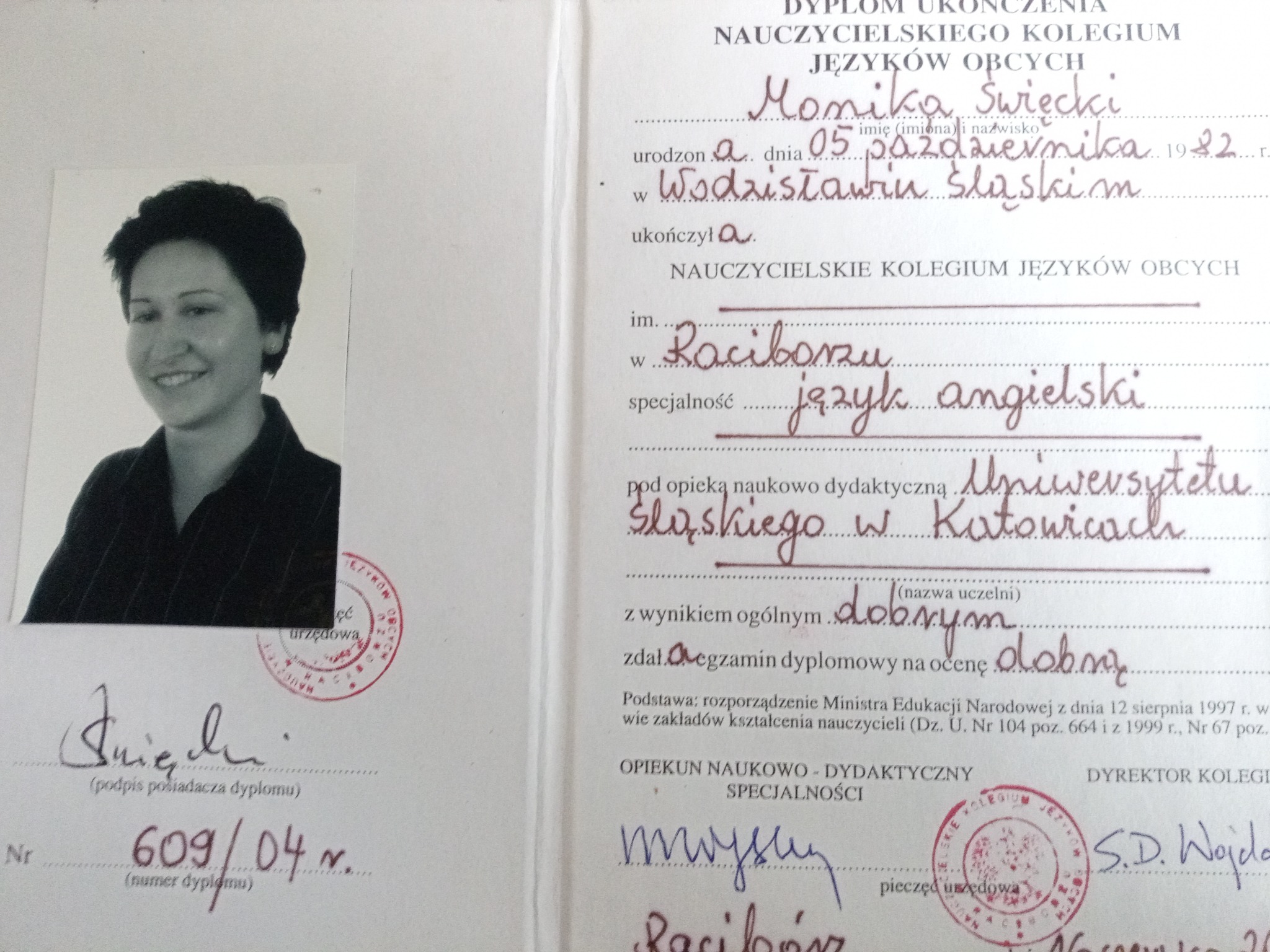 Skan dyplomu ukończenia Nauczycielskiego Kolegium Języków Obcych z fotografią Moniki Święckiej, specjalizacja język angielski, Racibórz.