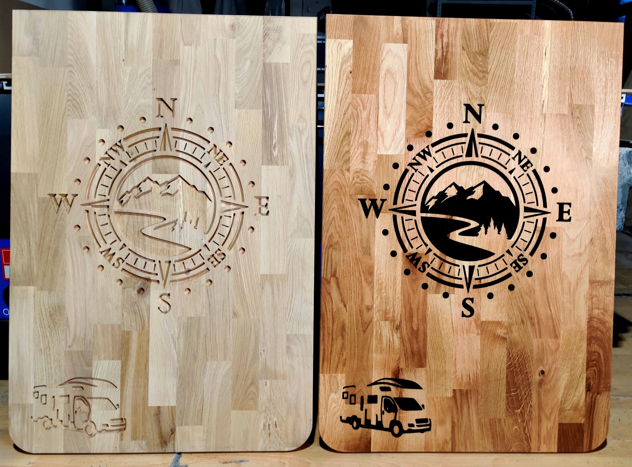Dwie deski z drewna klejonego: jasna z wyfrezowanym kompasem z motywem gór i rzeki oraz sylwetką kampera, ciemniejsza z identycznym wzorem wyciętym w czerni.