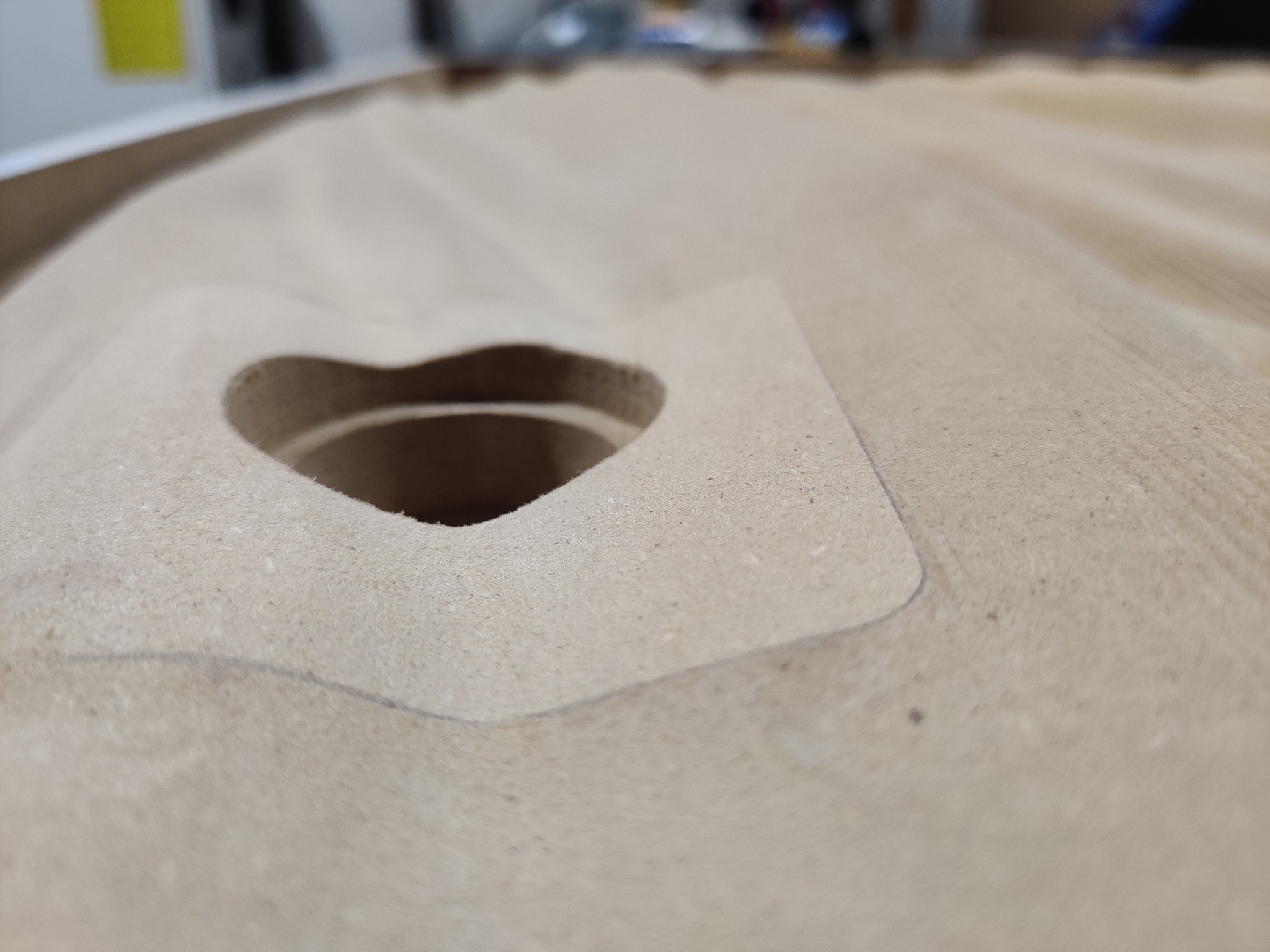 Płyta MDF z wyciętym kształtem serca, obróbka CNC, widoczne ślady frezowania i zarys konturu.