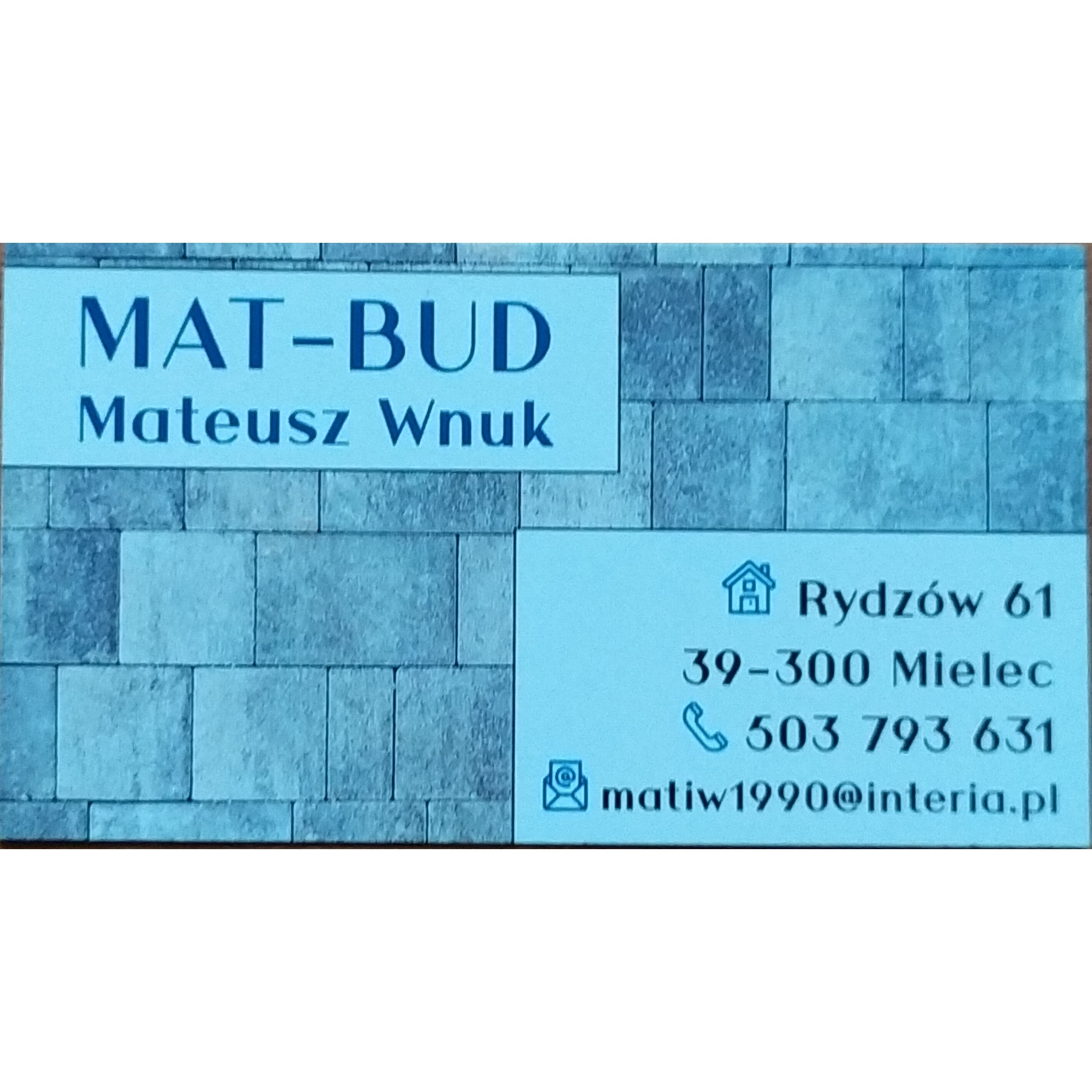 Wizytówka firmy MAT-BUD Mateusz Wnuk z adresem, numerem telefonu i adresem e-mail na tle grafiki imitującej ułożoną kostkę brukową w odcieniach niebieskiego.