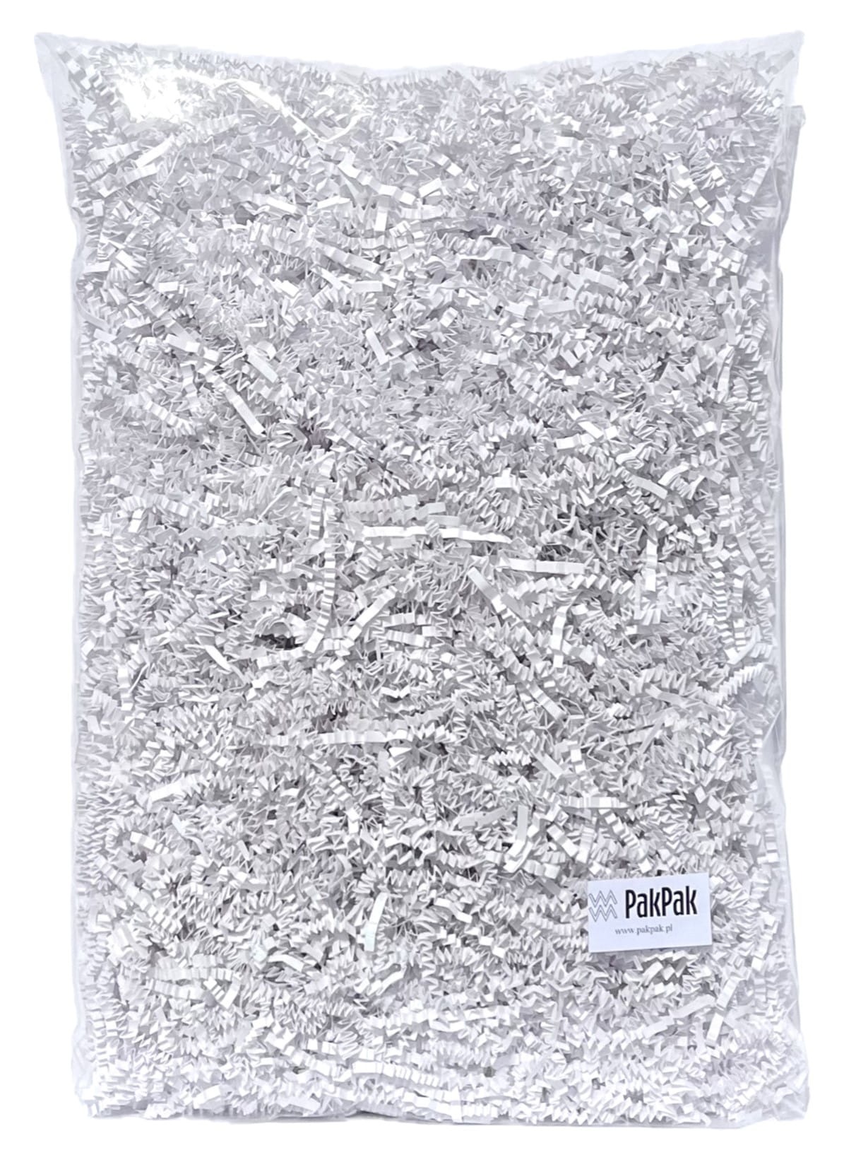 Przezroczysty worek wypełniony błyszczącym, srebrnym papierem pociętym na cienkie paski, z widocznym logo producenta PakPak w prawym dolnym rogu.