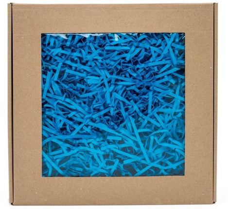 Kwadratowe pudełko z okienkiem wypełnione niebieskim papierowym wypełniaczem.