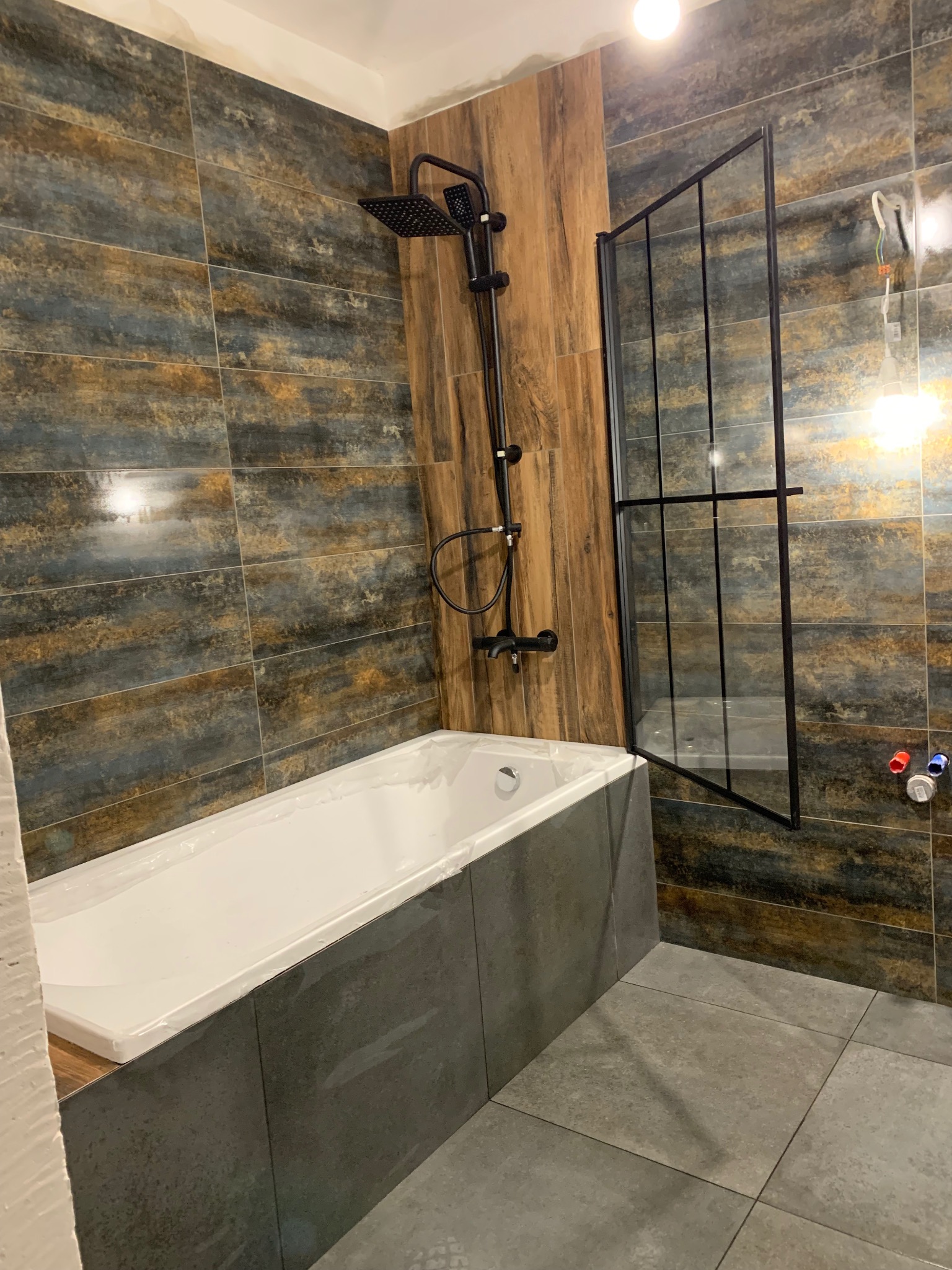 Łazienka z 3 rodzajami płytek + biały montaż