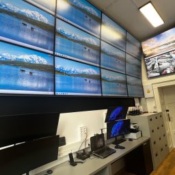 Wykonana instalacja elektryczna w kanałach instalacyjnych. Zainstalowane moduły gniazd sieci komputerowej, gniazd elektrycznych, USB, HDMI. Skonfigurowane komputery, jeden z 2 kartami graficznymi i 12 monitorami. Skonfigurowany monitoring dla 16 kamer.