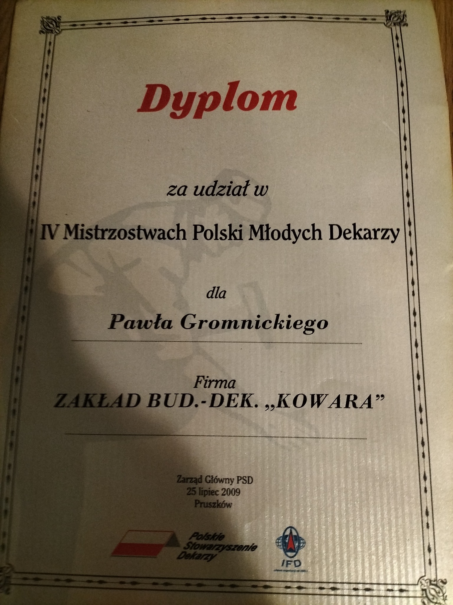Dyplom dla Pawła Gromnickiego za udział w IV Mistrzostwach Polski Młodych Dekarzy, wydany przez ZAKŁAD BUD.-DEK. „KOWARA”, 25 lipiec 2009, Pruszków.