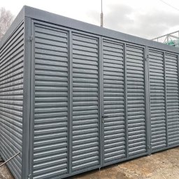 CARGO CENTER SPÓŁKA Z OGRANICZONĄ ODPOWIEDZIALNOŚCIĄ - Szara, metalowa konstrukcja z żaluzjowymi panelami, prawdopodobnie zabudowa balkonu lub tarasu, z widocznymi butlami gazowymi w tle.